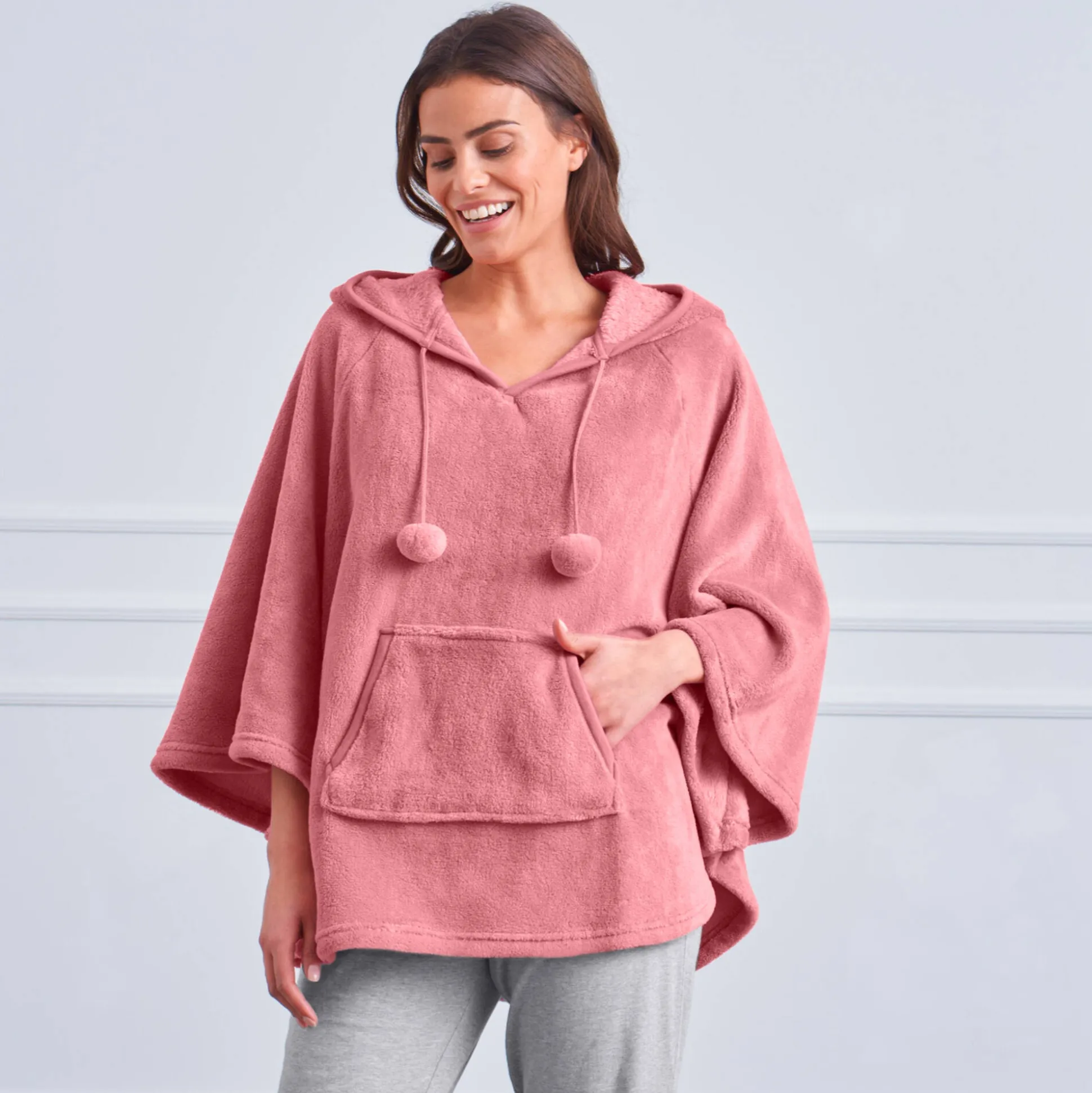 Poncho in fleece met pluchetouch en kap