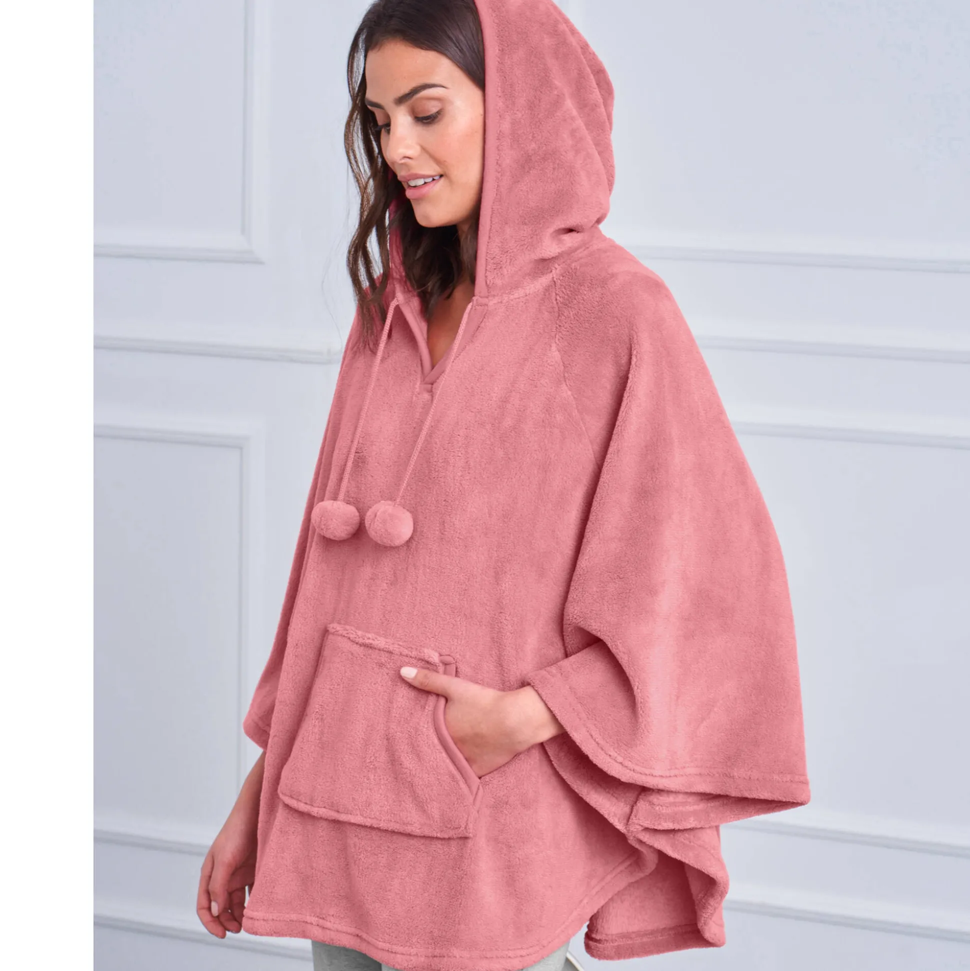 Poncho in fleece met pluchetouch en kap