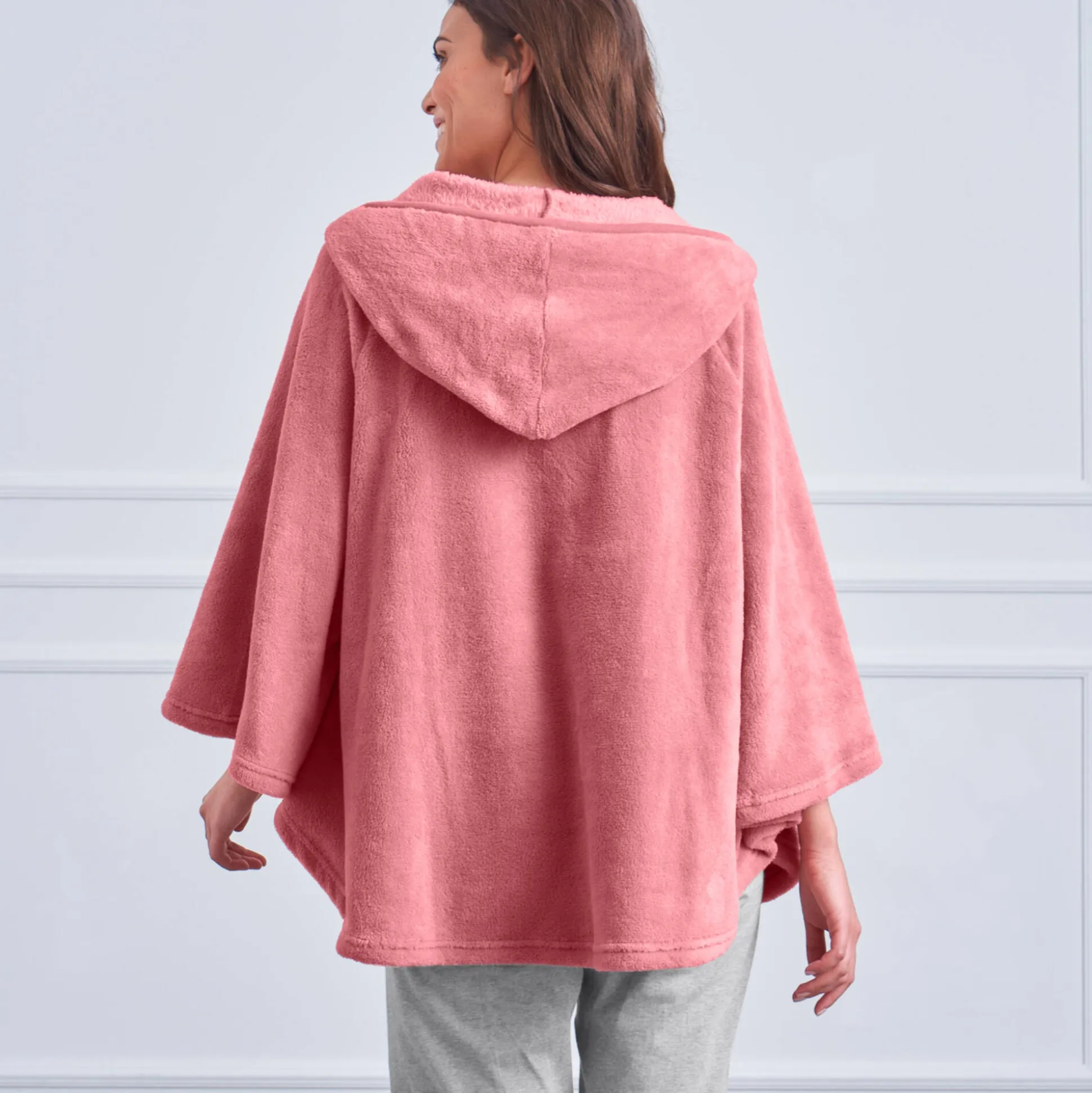 Poncho in fleece met pluchetouch en kap