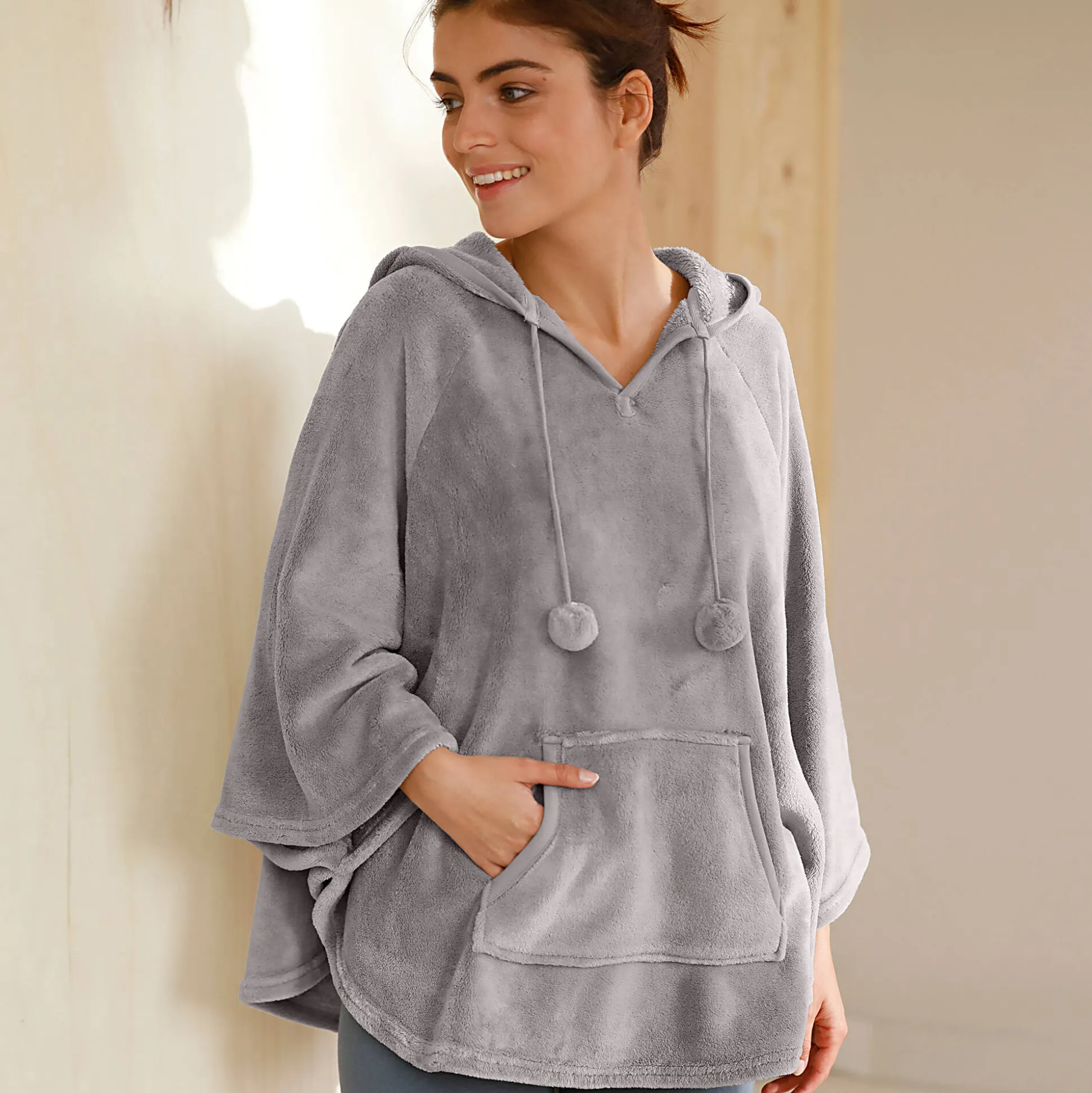 Poncho in fleece met pluchetouch en kap
