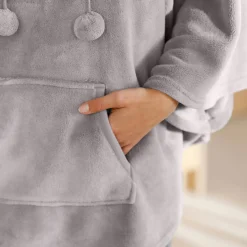 Poncho in fleece met pluchetouch en kap