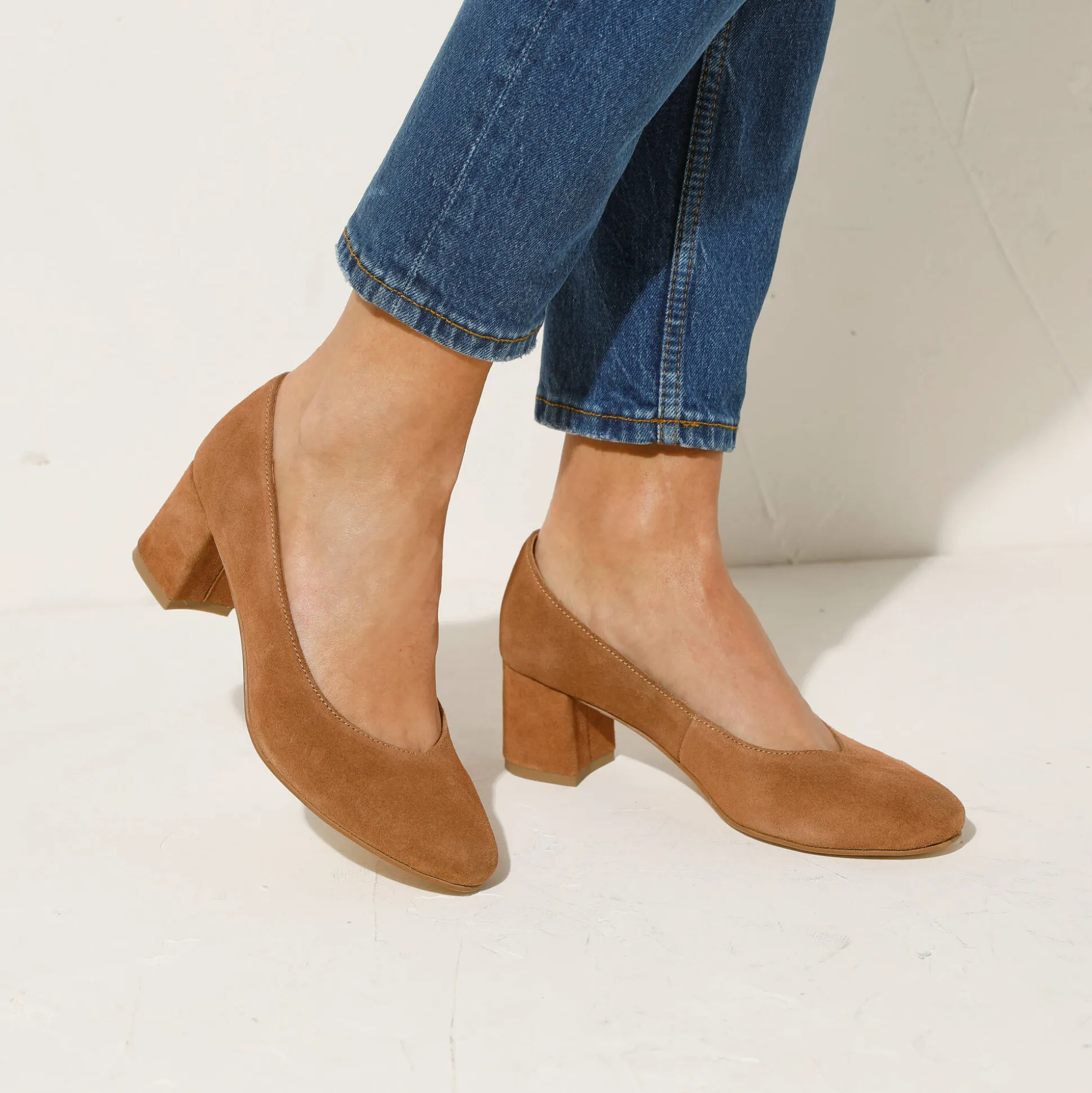 Pumps in splitleer met afgeronde neus