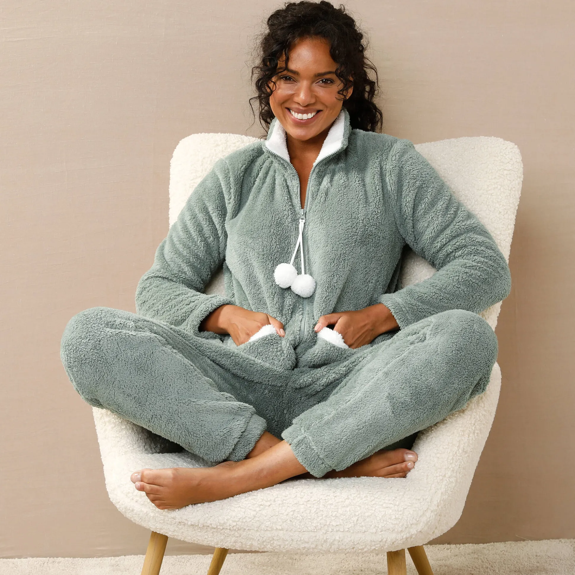 Pyjama in fleece, jasje met rits en pompons
