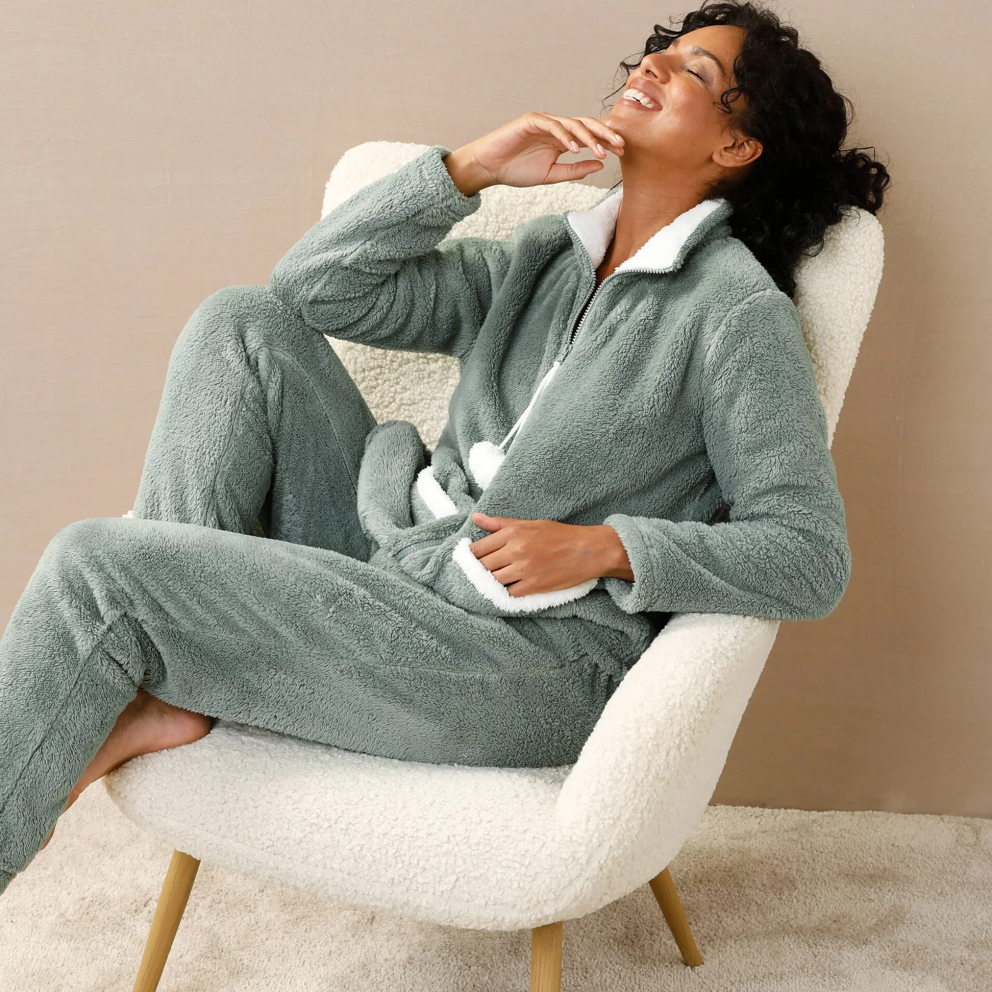 Pyjama in fleece, jasje met rits en pompons