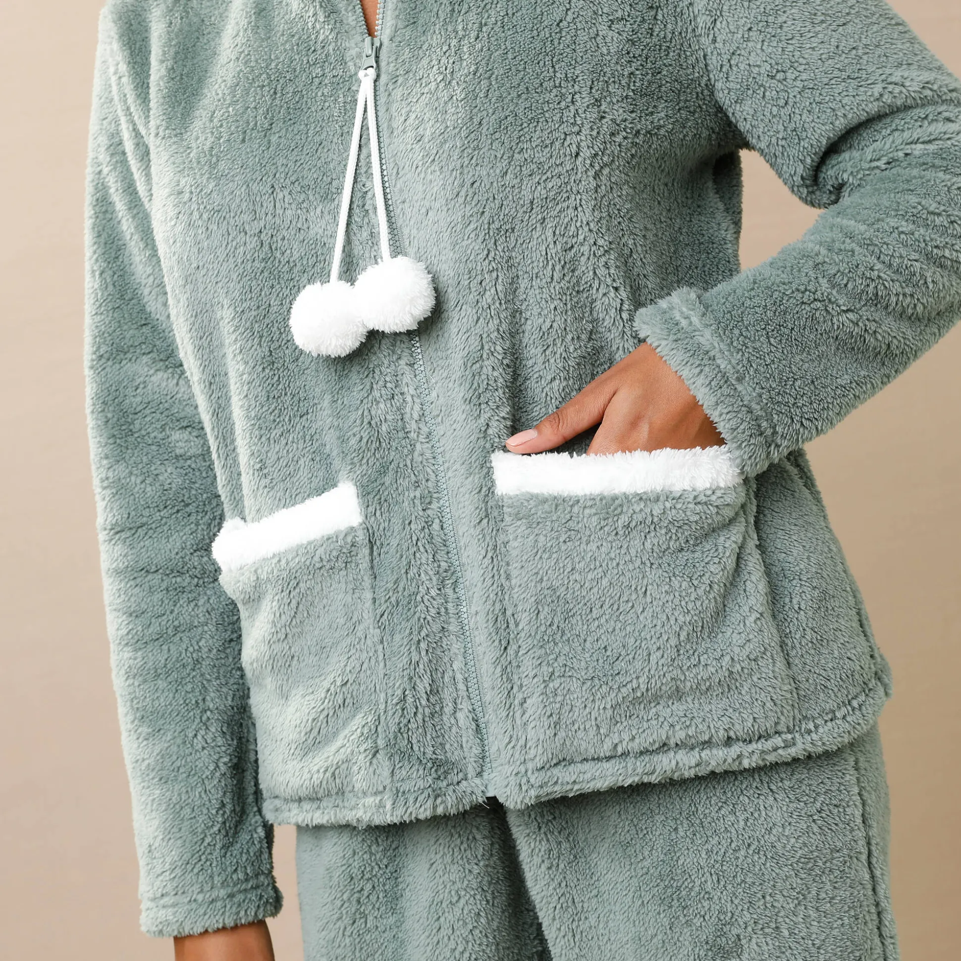 Pyjama in fleece, jasje met rits en pompons