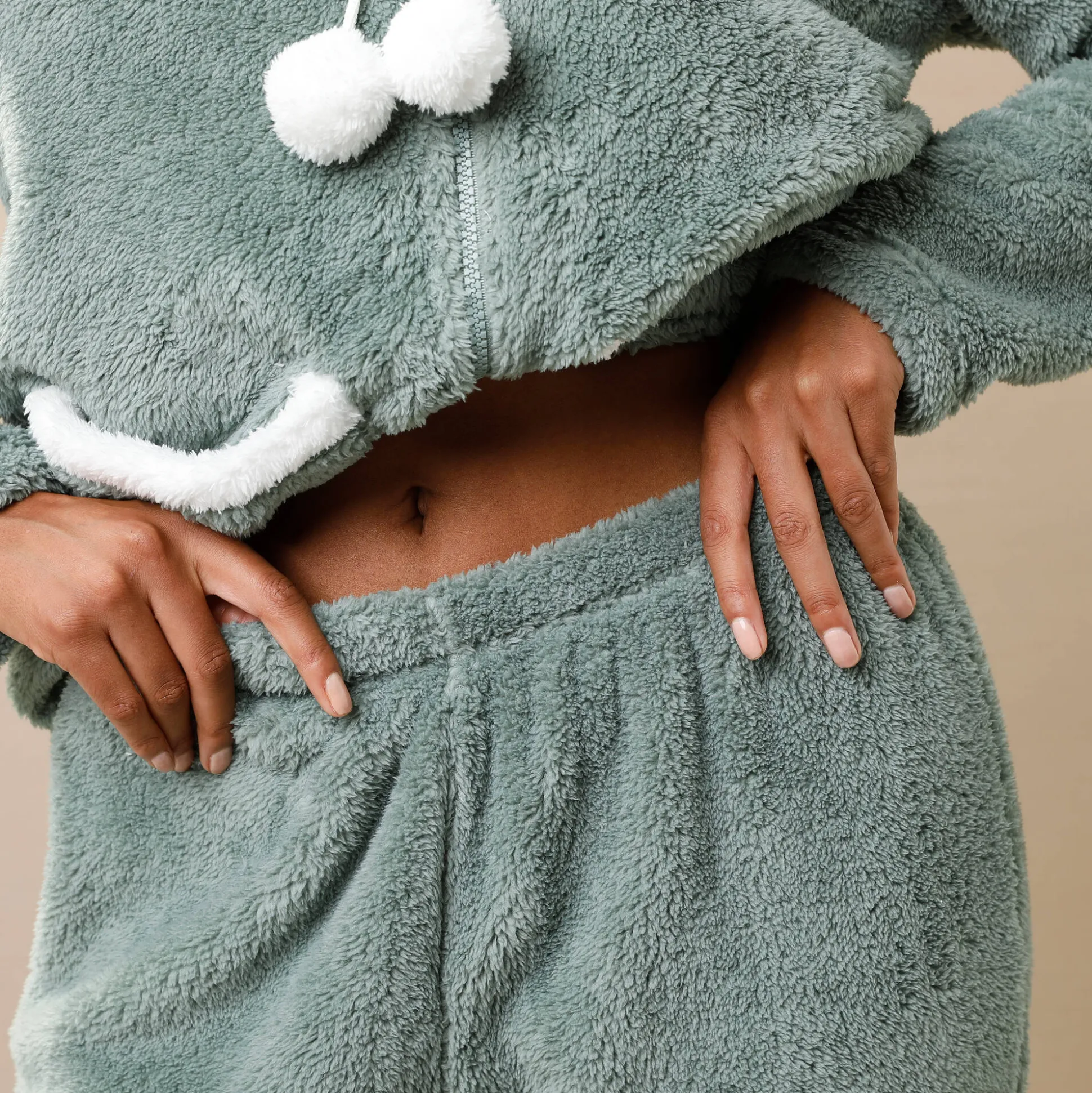 Pyjama in fleece, jasje met rits en pompons