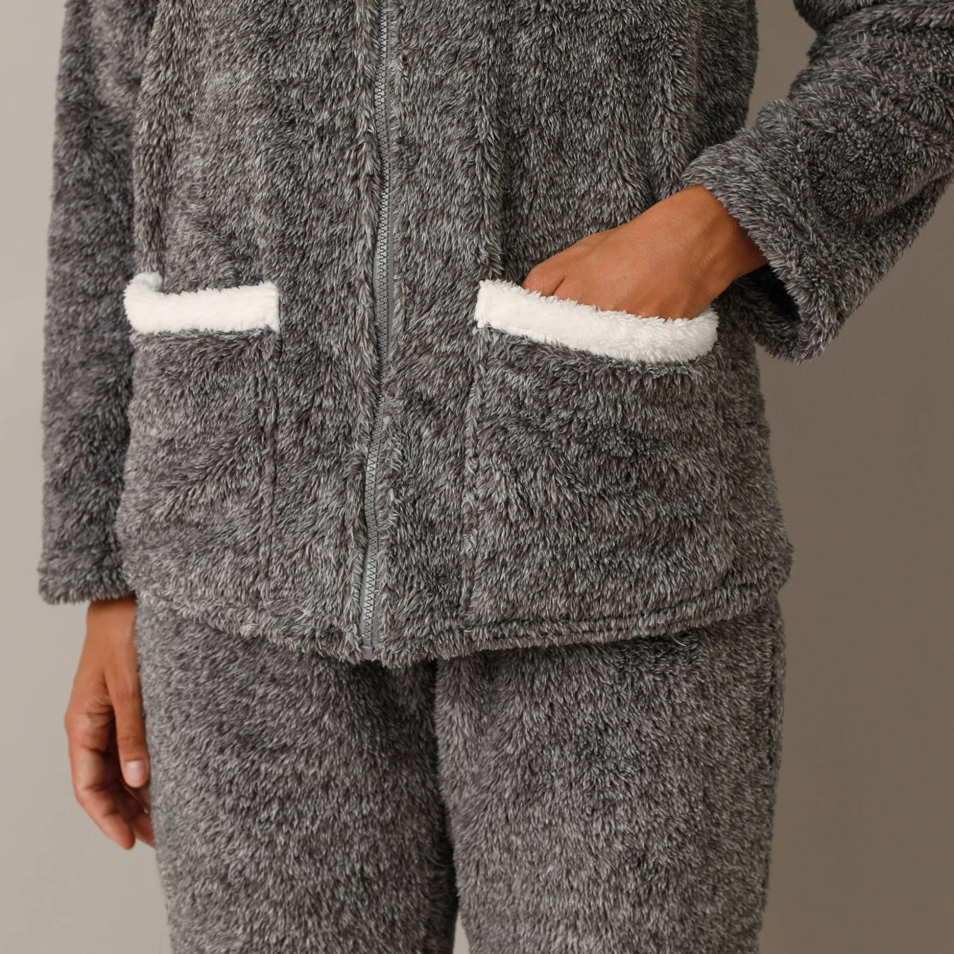 Pyjama in fleece, jasje met rits en pompons