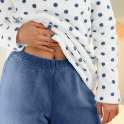 Pyjama in fleece met stippenprint, pluchetouch en lange mouwen