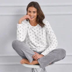 Pyjama in fleece met stippenprint, pluchetouch en lange mouwen