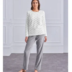 Pyjama in fleece met stippenprint, pluchetouch en lange mouwen