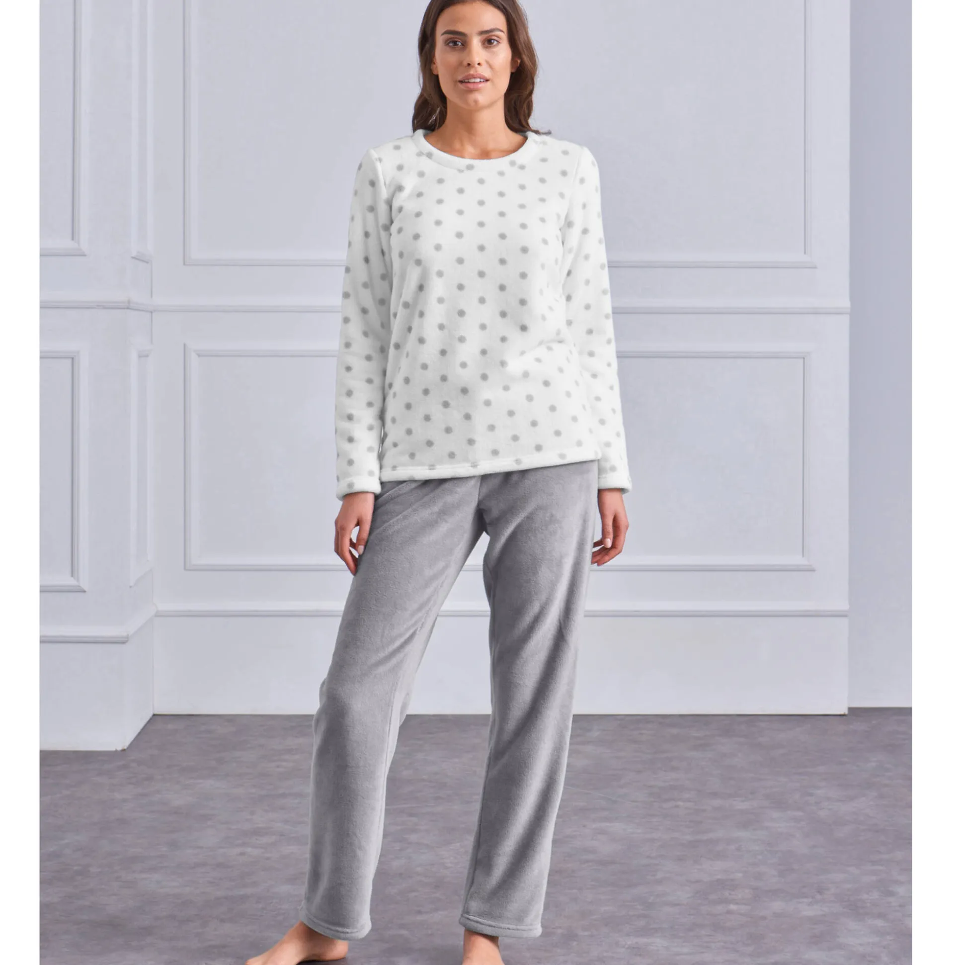 Pyjama in fleece met stippenprint, pluchetouch en lange mouwen