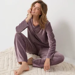 Pyjama in ribvelours, ruim model met lange mouwen