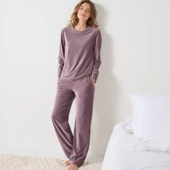 Pyjama in ribvelours, ruim model met lange mouwen
