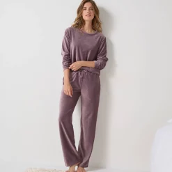 Pyjama in ribvelours, ruim model met lange mouwen