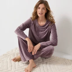 Pyjama in ribvelours, ruim model met lange mouwen