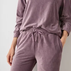 Pyjama in ribvelours, ruim model met lange mouwen