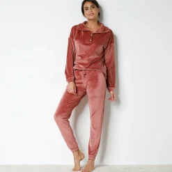 Pyjama in stretchvelours met lange mouwen en knoopjes aan de kraag