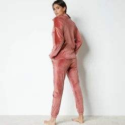 Pyjama in stretchvelours met lange mouwen en knoopjes aan de kraag