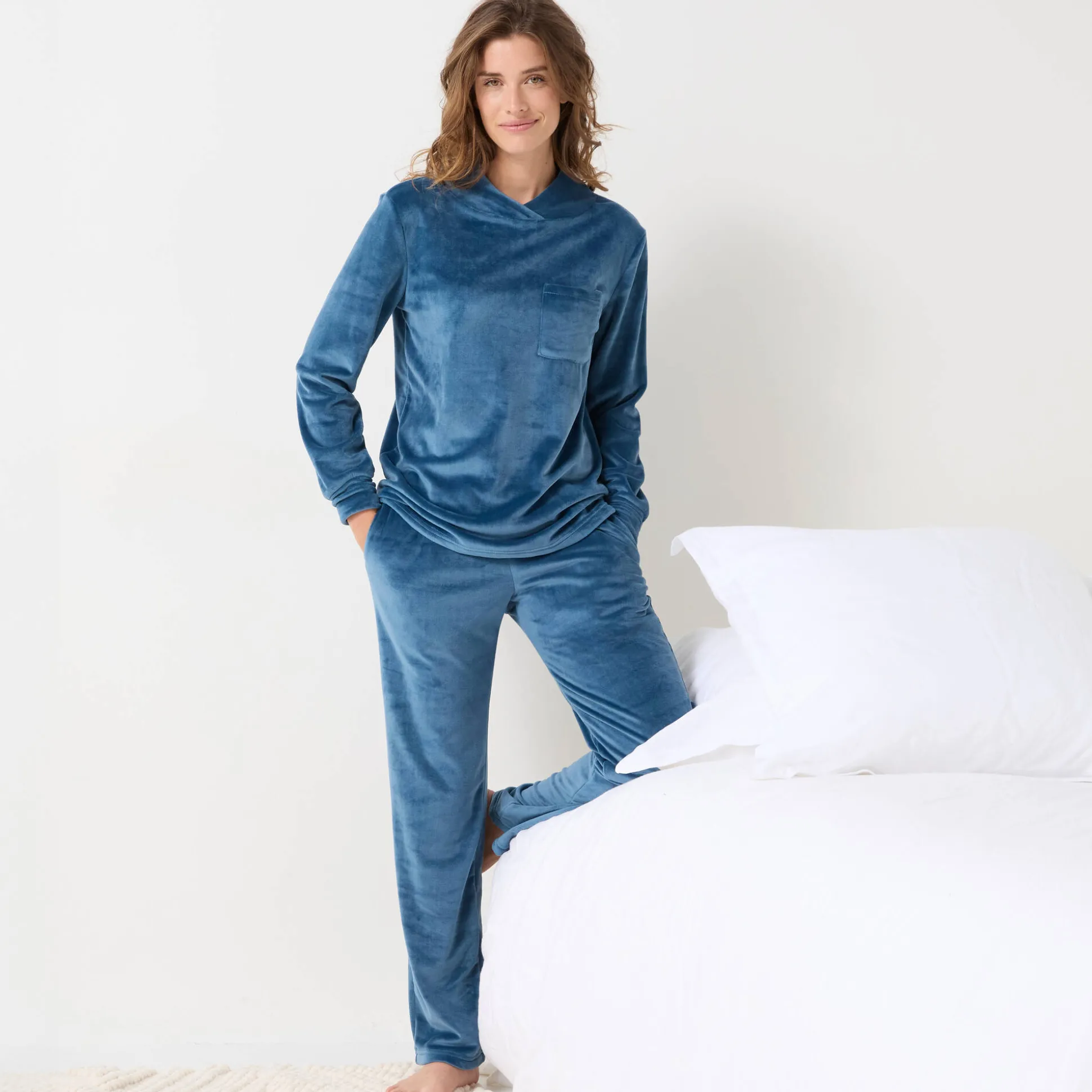 Pyjama in velours met gekruiste hals en lange mouwen