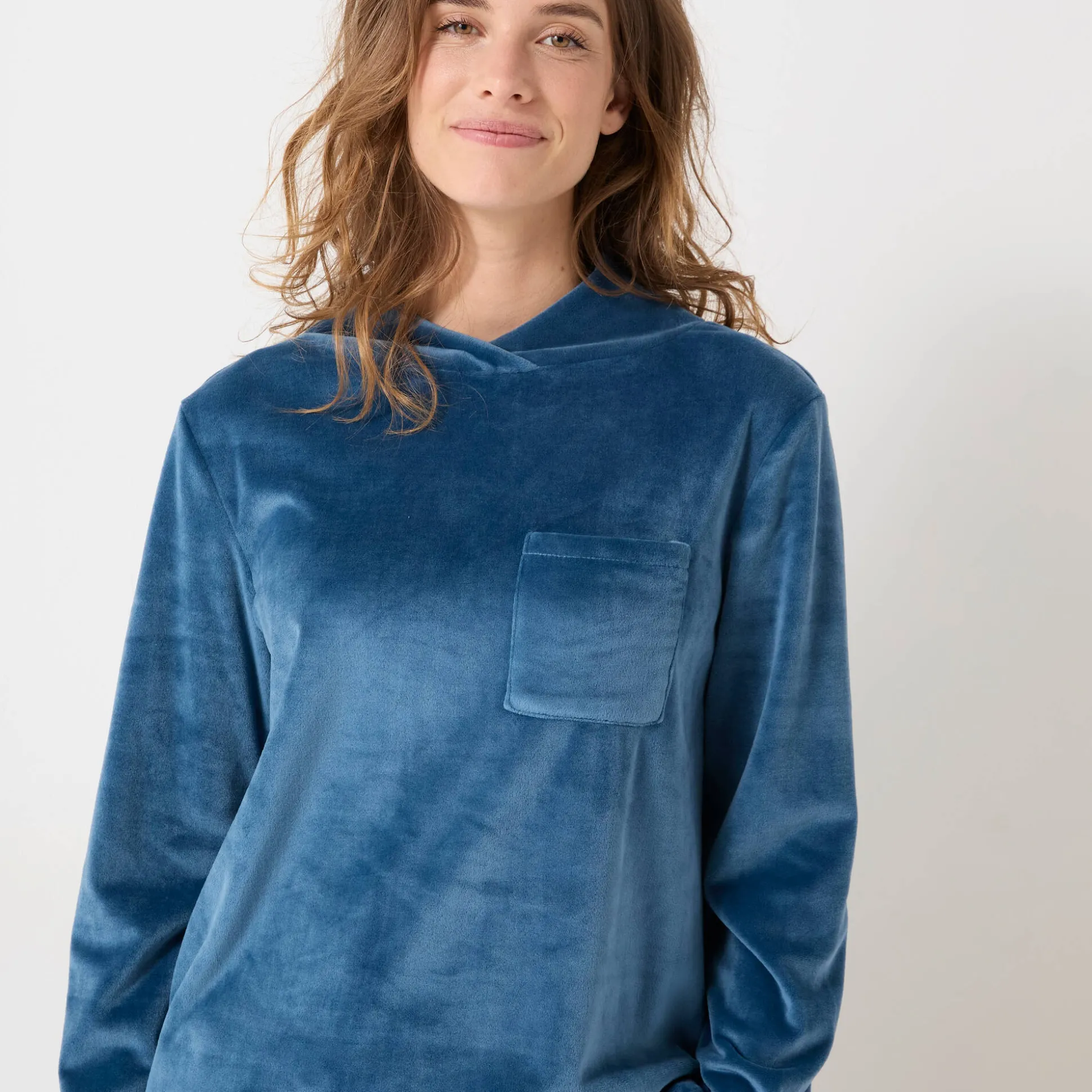 Pyjama in velours met gekruiste hals en lange mouwen