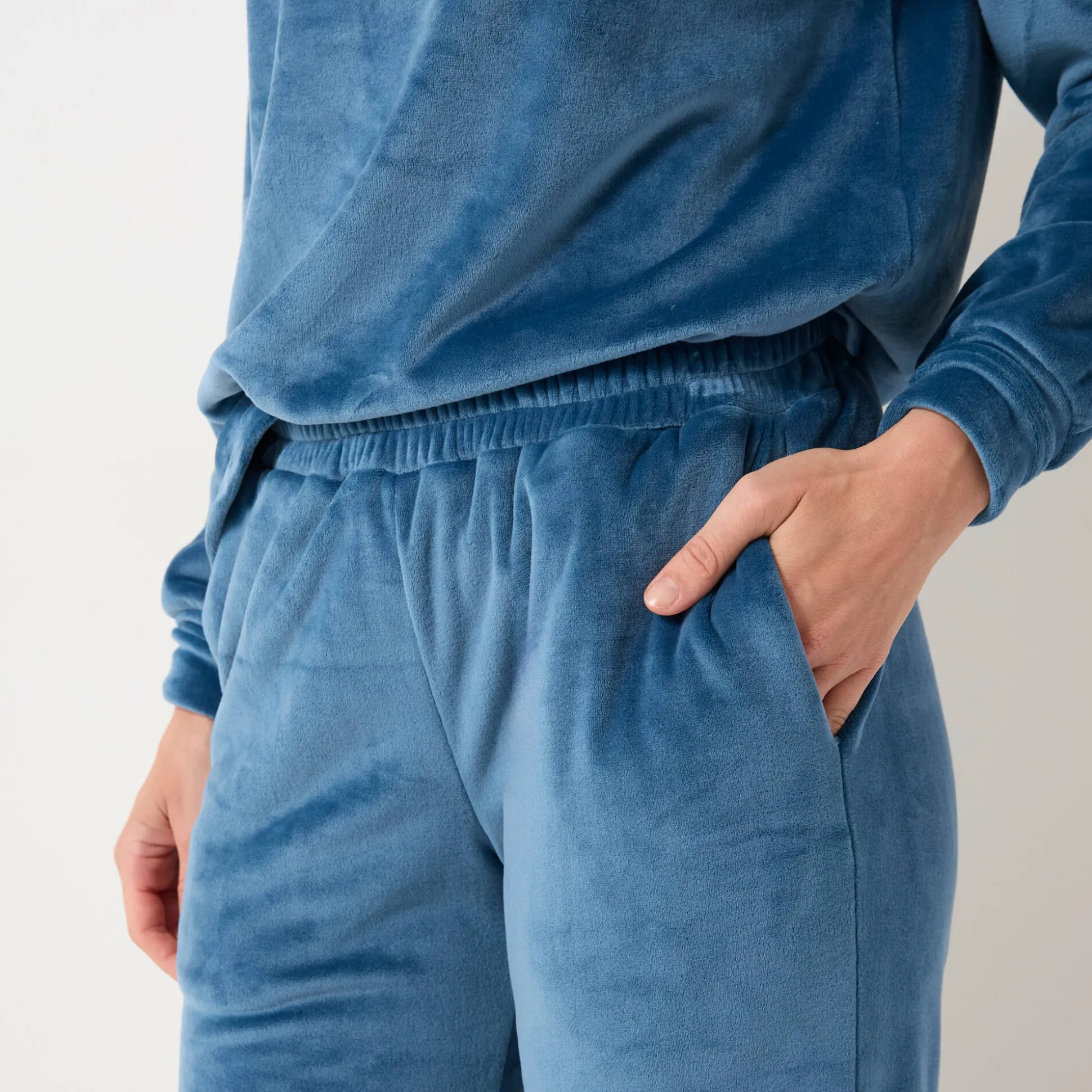 Pyjama in velours met gekruiste hals en lange mouwen