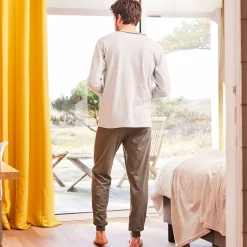 Pyjama met contrasterende V-hals en lange mouwen