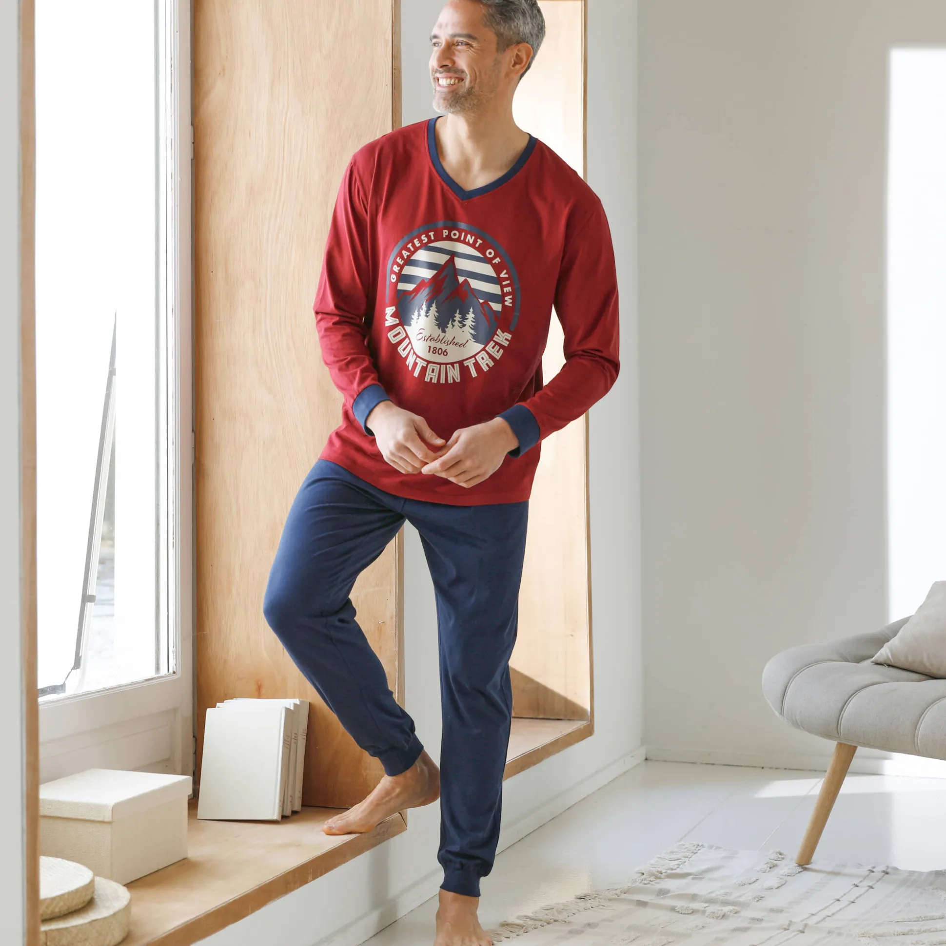 Pyjama met contrasterende V-hals en lange mouwen