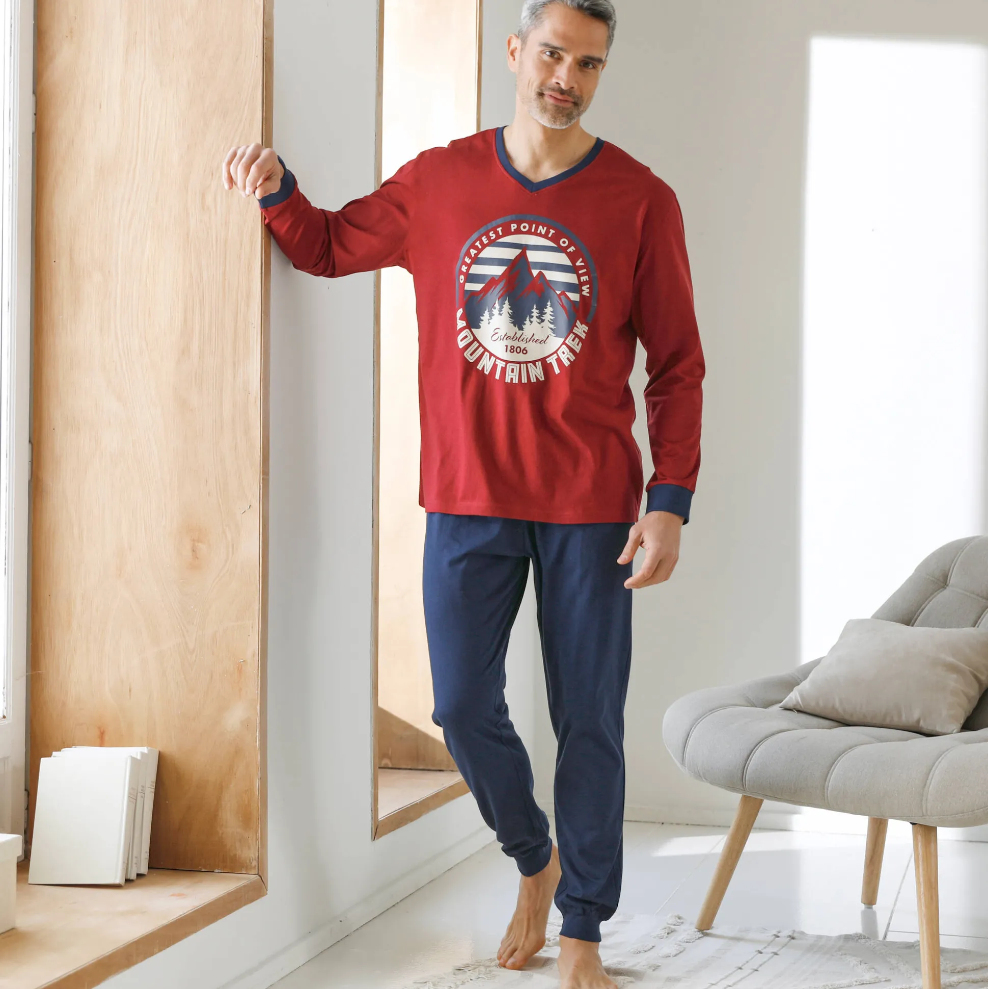 Pyjama met contrasterende V-hals en lange mouwen