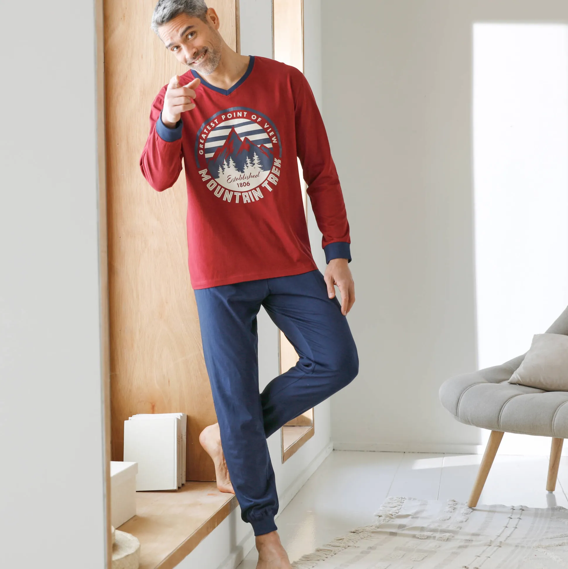 Pyjama met contrasterende V-hals en lange mouwen