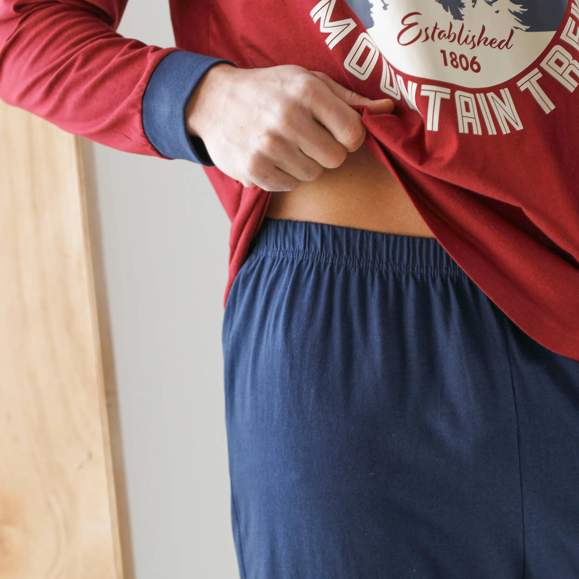 Pyjama met contrasterende V-hals en lange mouwen