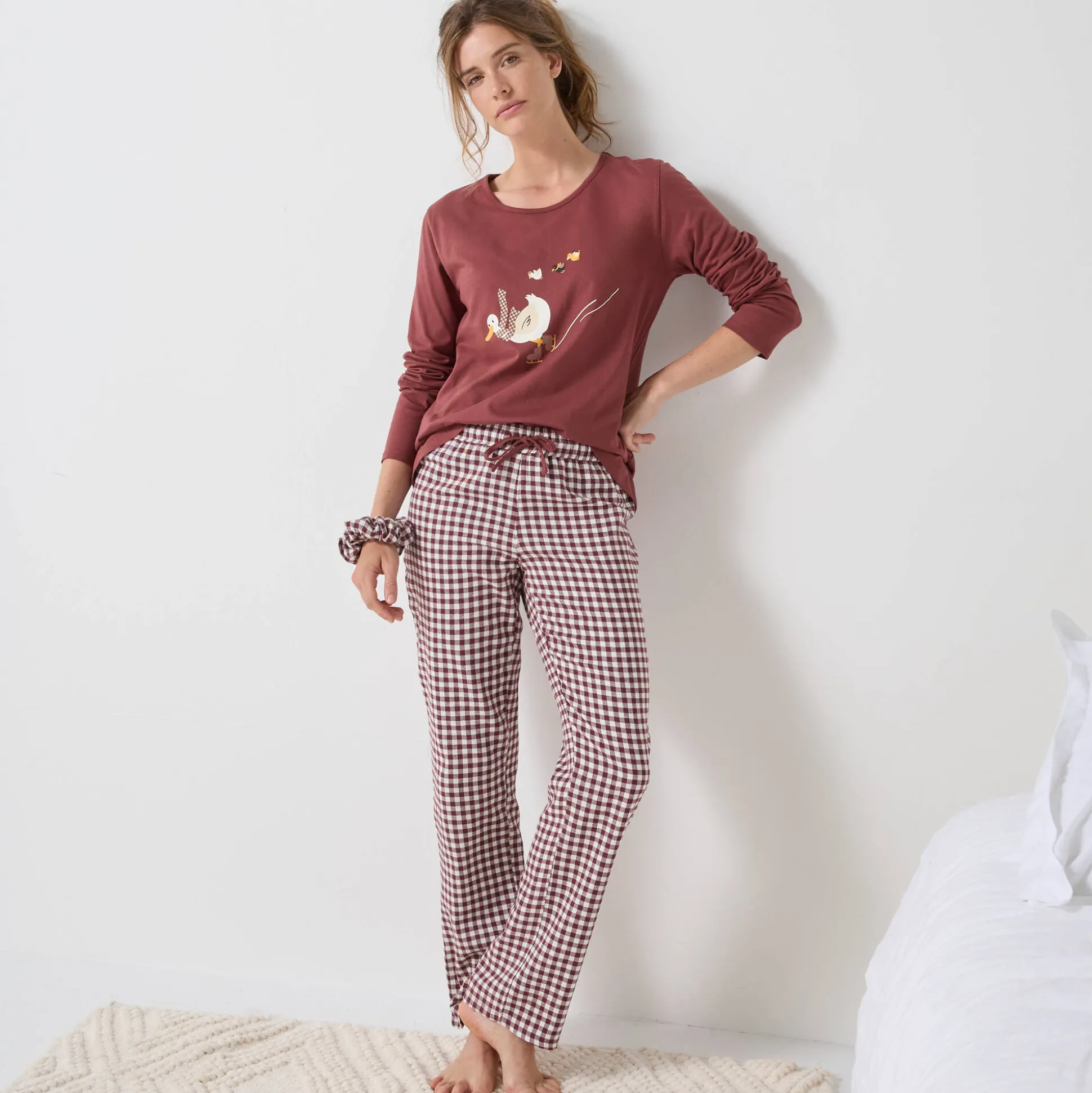 Pyjama met 'eenden' print en vichy in katoen-flanel + bijpassende scrunchy