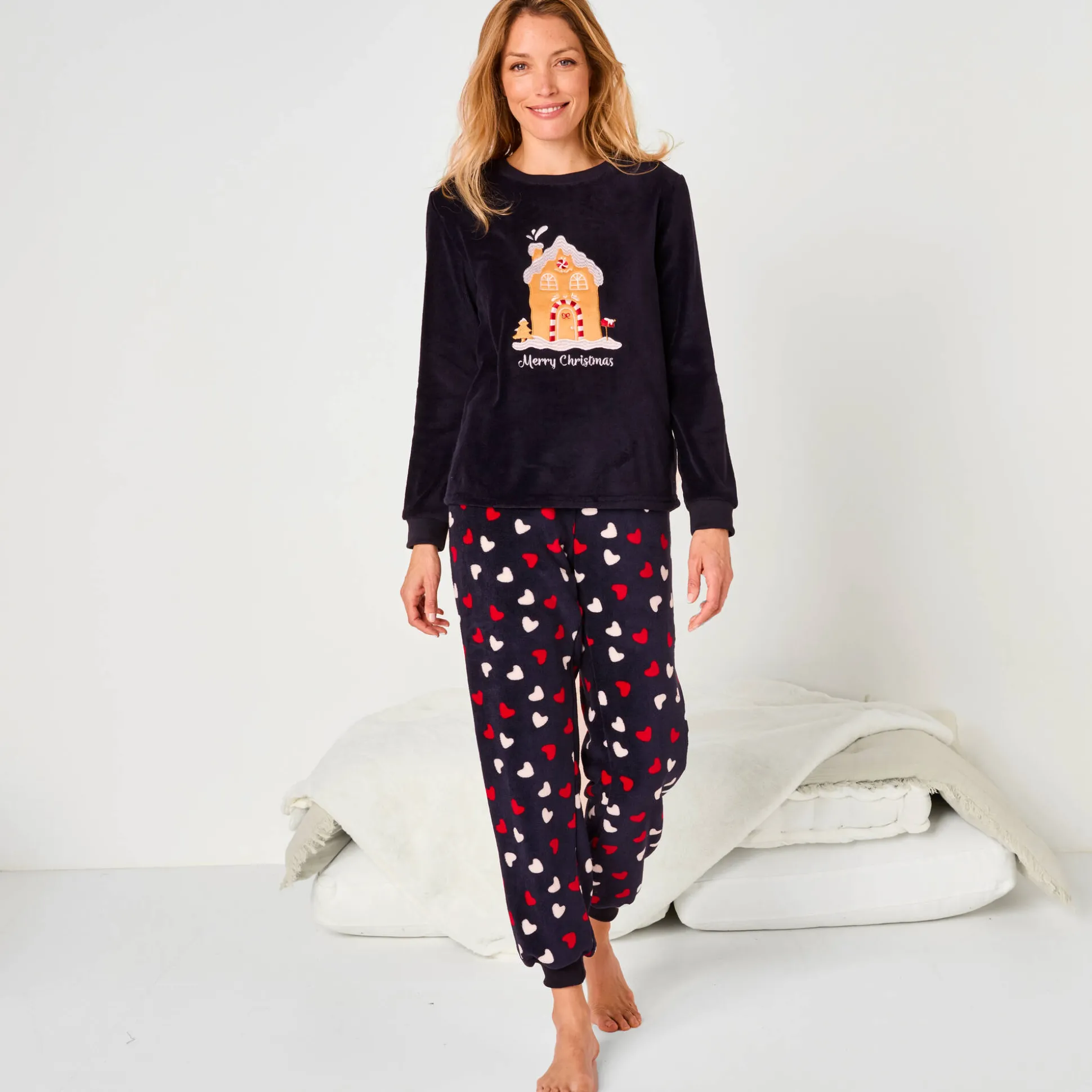 Pyjama met "huis" motief, fleecetricot met pluchetouch