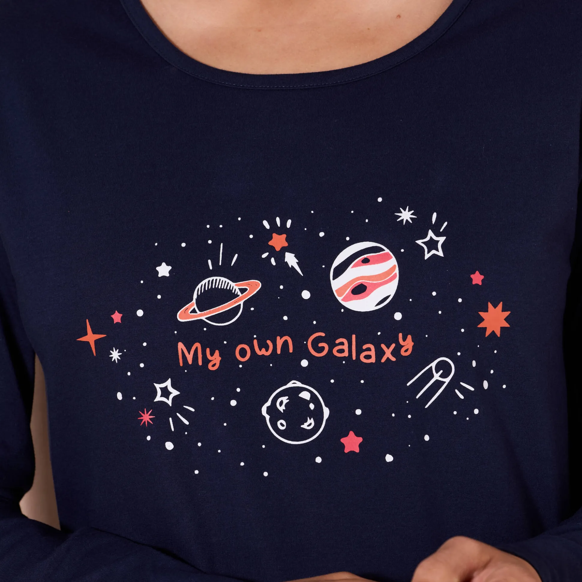 Pyjama met lange mouwen en "galaxy" motief