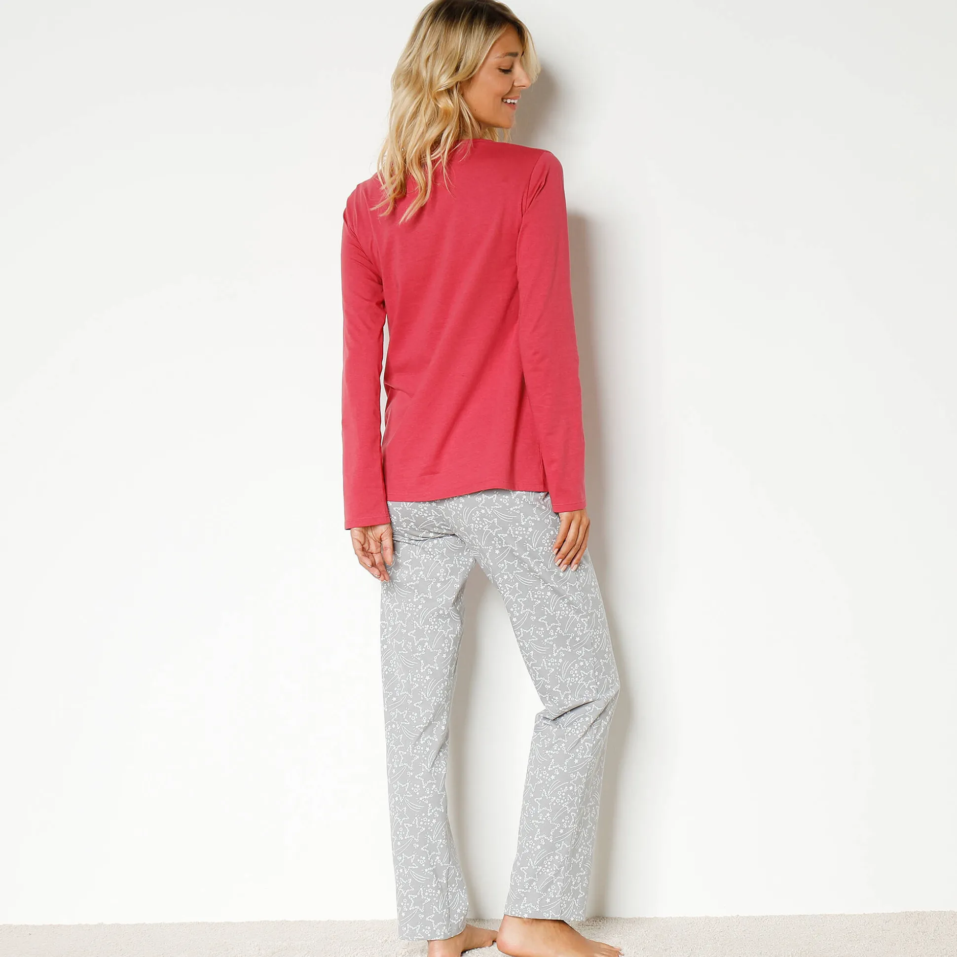 Pyjama met 'otter' print met bijpassend tasje