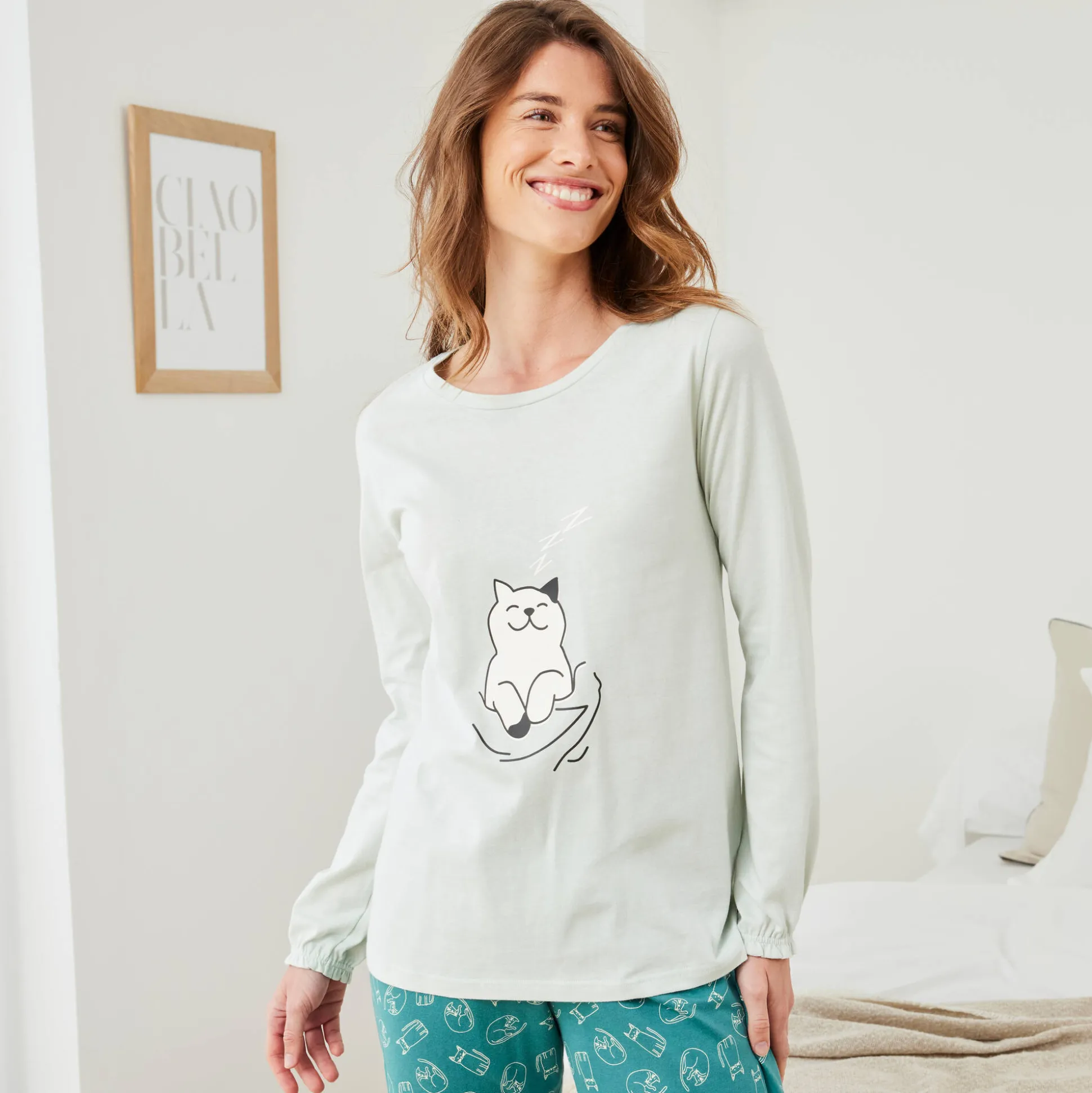 Pyjama met "poes" motief en lange strookmouwen