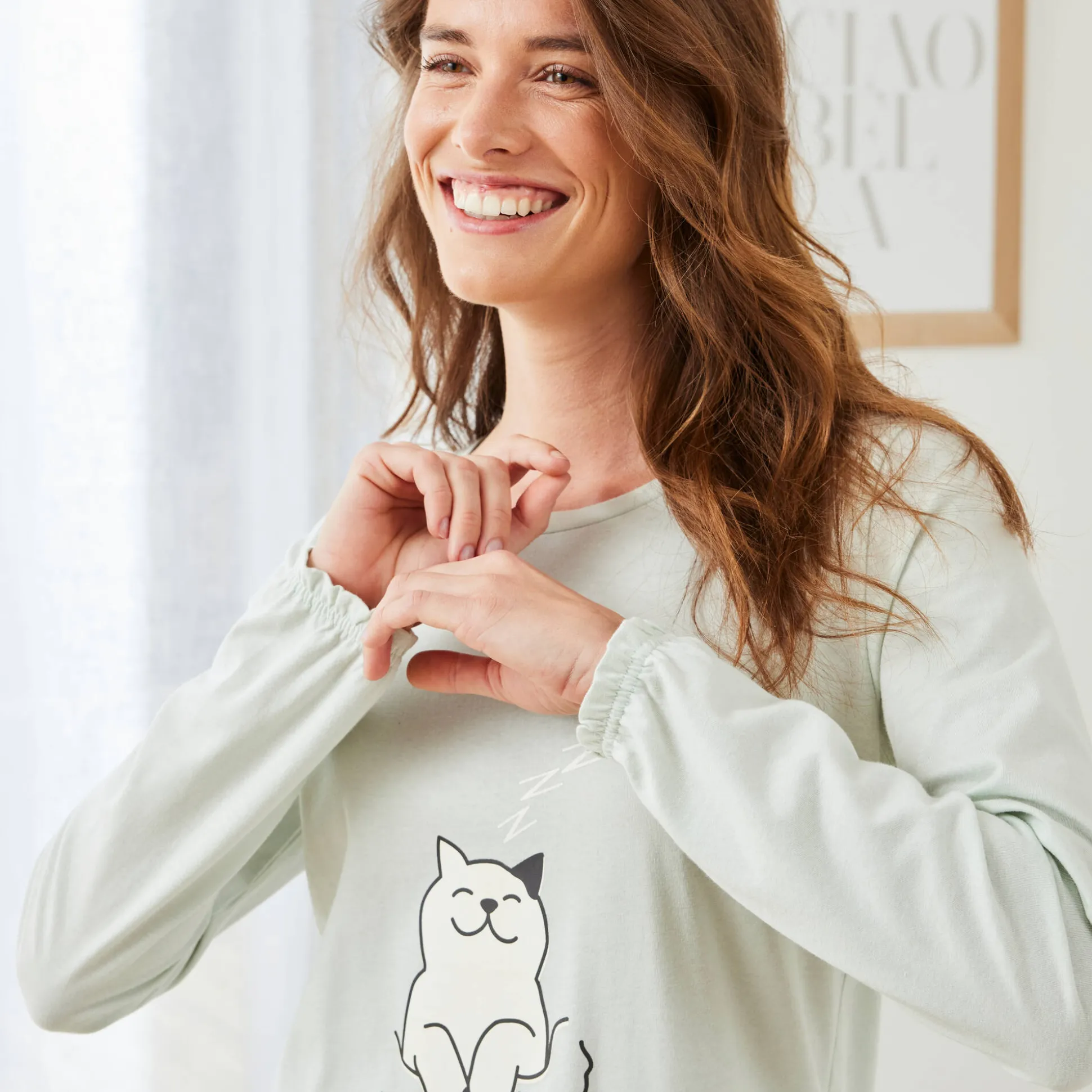 Pyjama met "poes" motief en lange strookmouwen