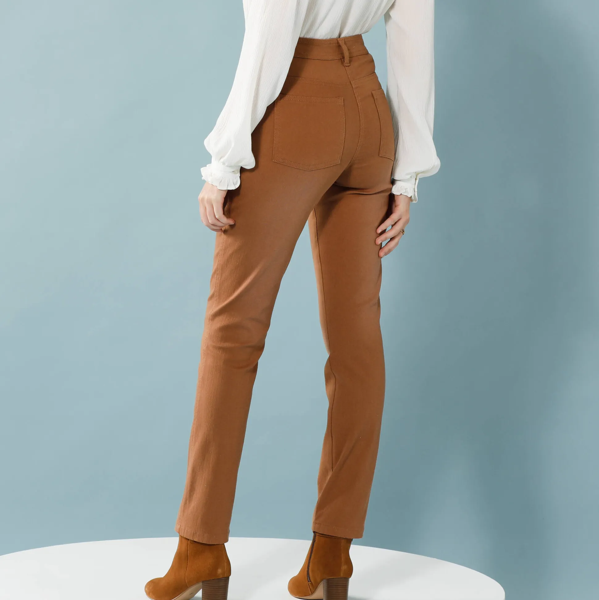 Rechte broek met deelnaden, speciaal voor kleine lengtes