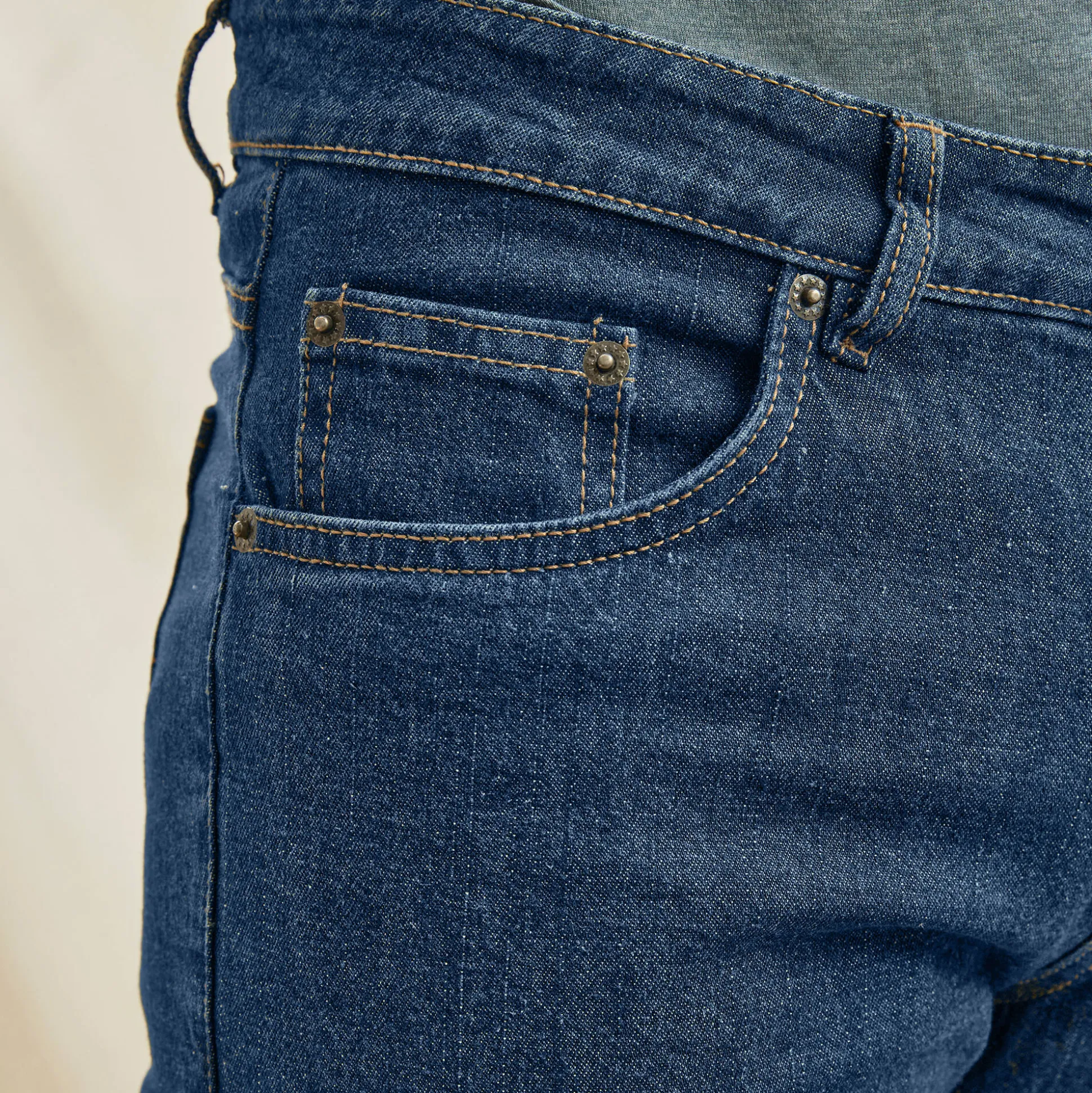 Rechte stretchjeans, afgerond onder de buik - binnenpijplengte 72 cm
