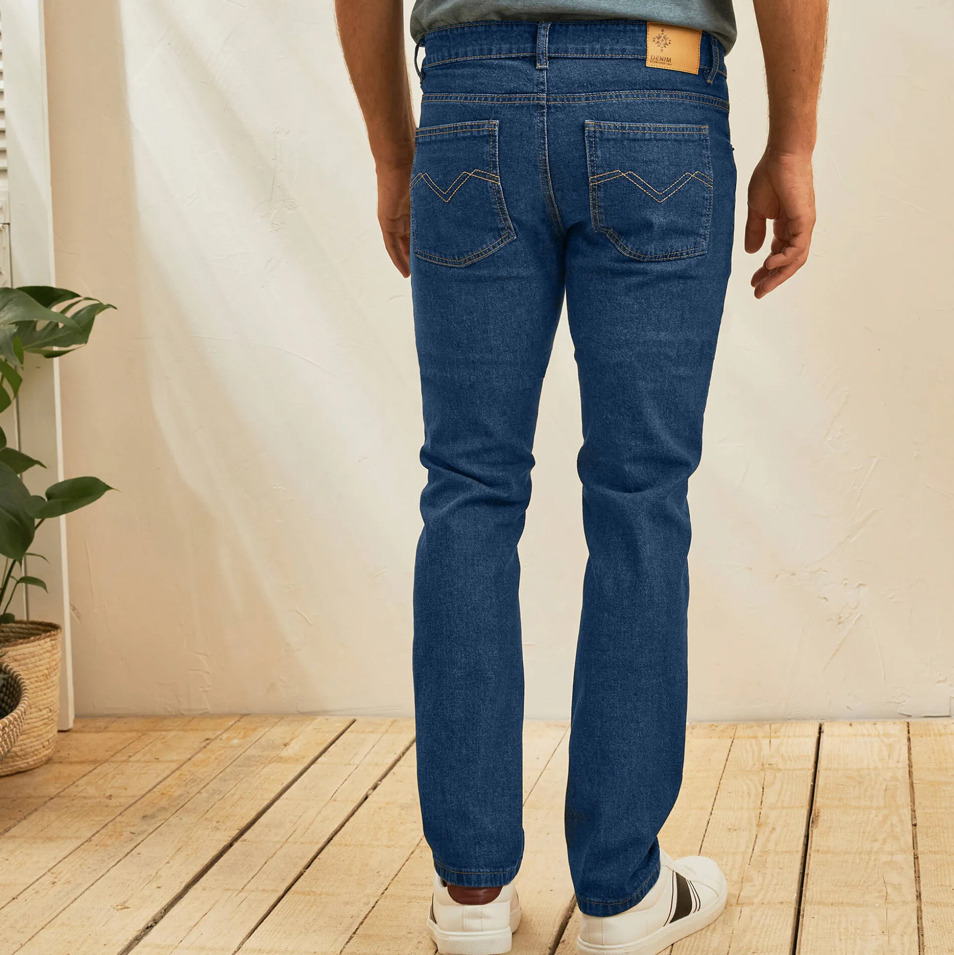 Rechte stretchjeans, afgerond onder de buik - binnenpijplengte 72 cm