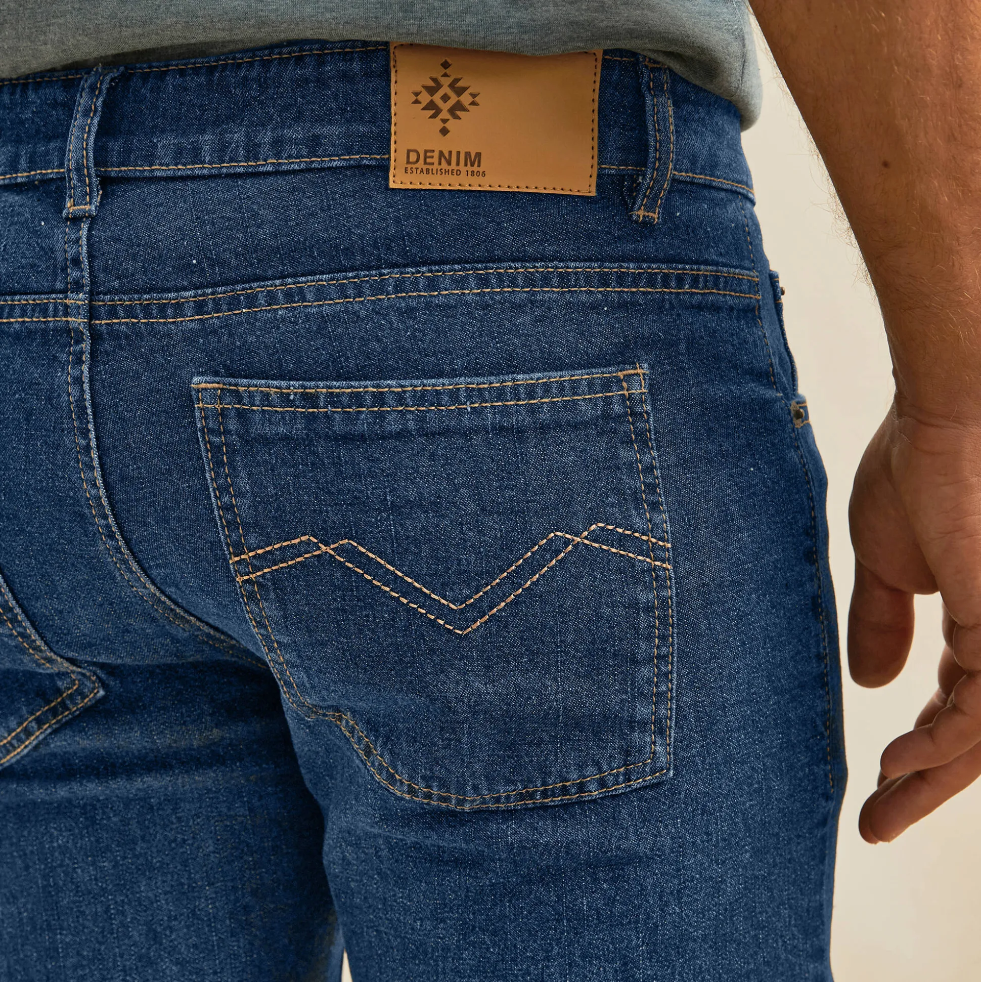 Rechte stretchjeans, afgerond onder de buik - binnenpijplengte 72 cm