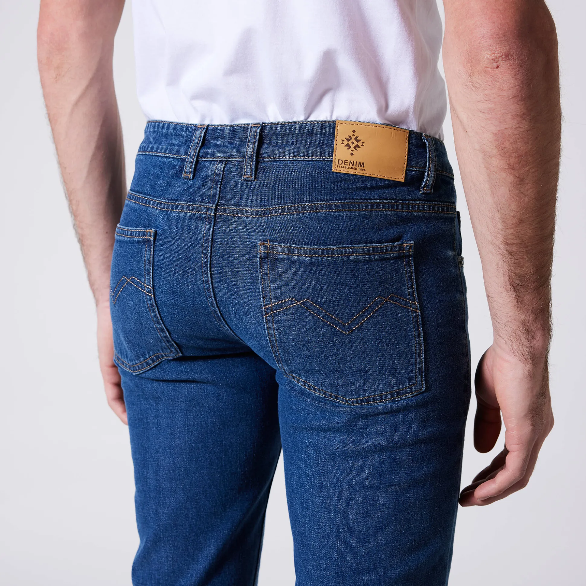 Rechte stretchjeans, afgerond onder de buik - binnenpijplengte 72 cm