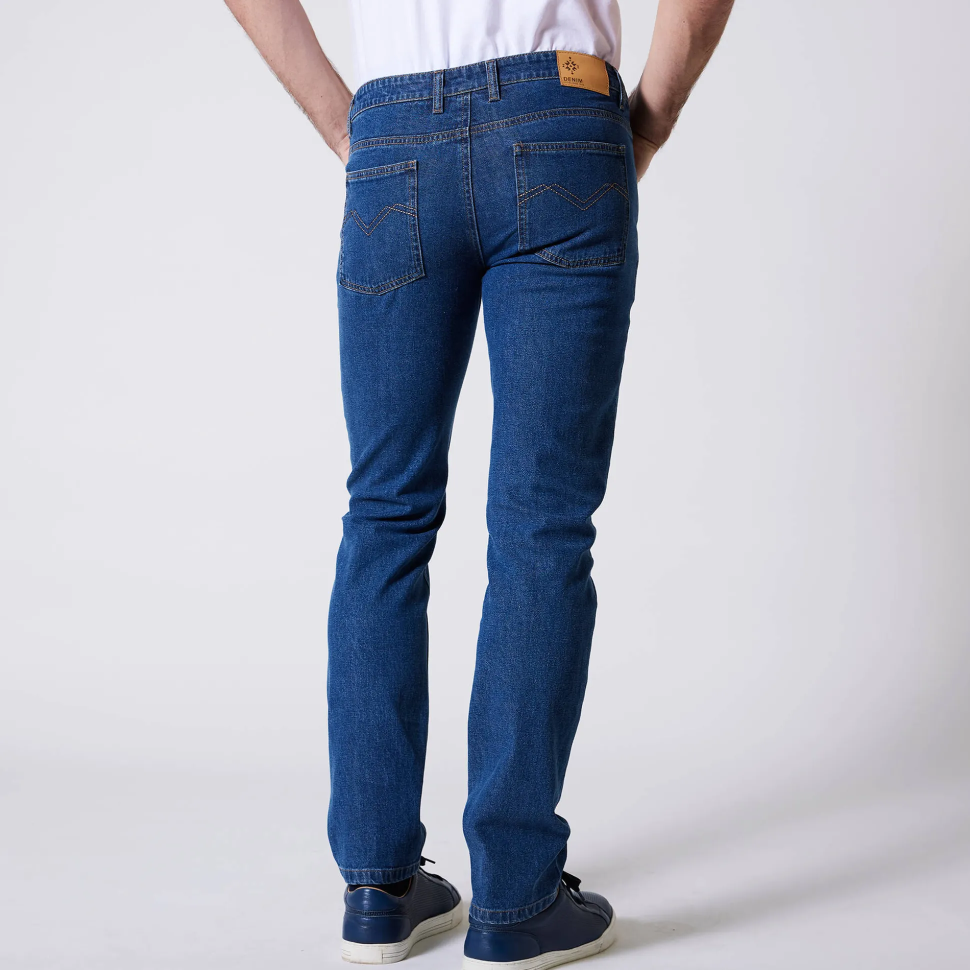 Rechte stretchjeans, afgerond onder de buik - binnenpijplengte 72 cm