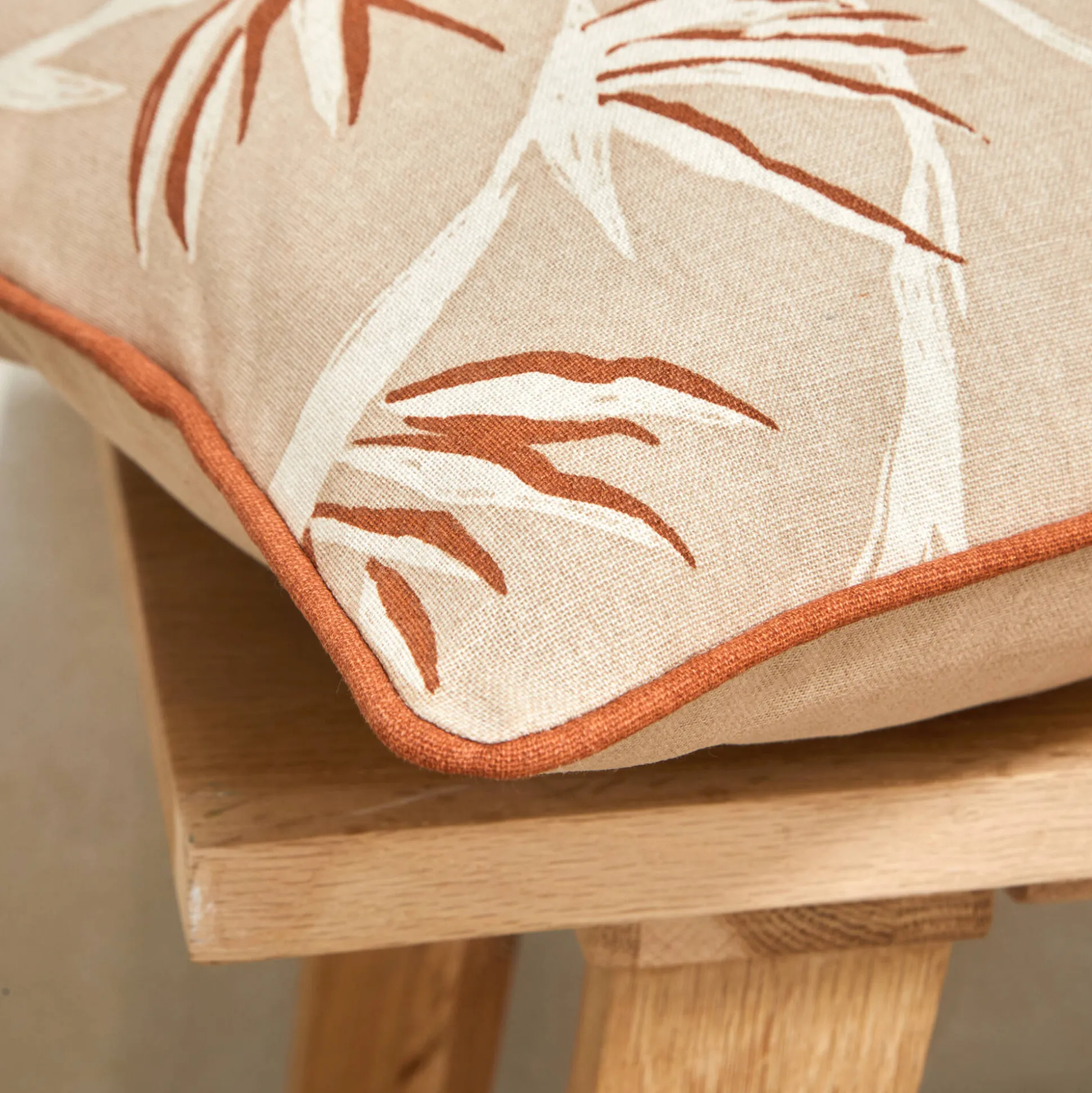 Rechthoekig kussen met 'paradijsvogel' print