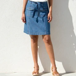 Rok in lichte jeans, met bindceintuur