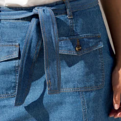 Rok in lichte jeans, met bindceintuur