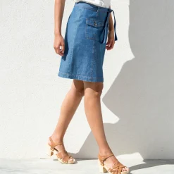 Rok in lichte jeans, met bindceintuur
