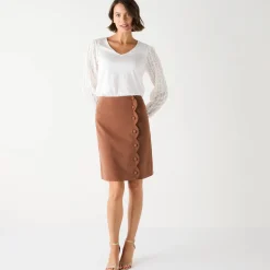 Rok met knoopsluiting en festonrand