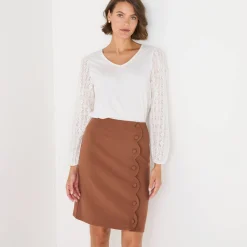 Rok met knoopsluiting en festonrand