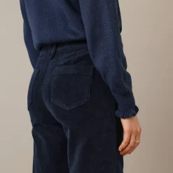 Ruime, rechte broek, ribvelours