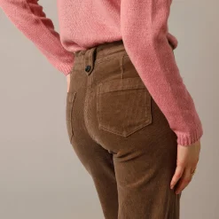 Ruime, rechte broek, ribvelours